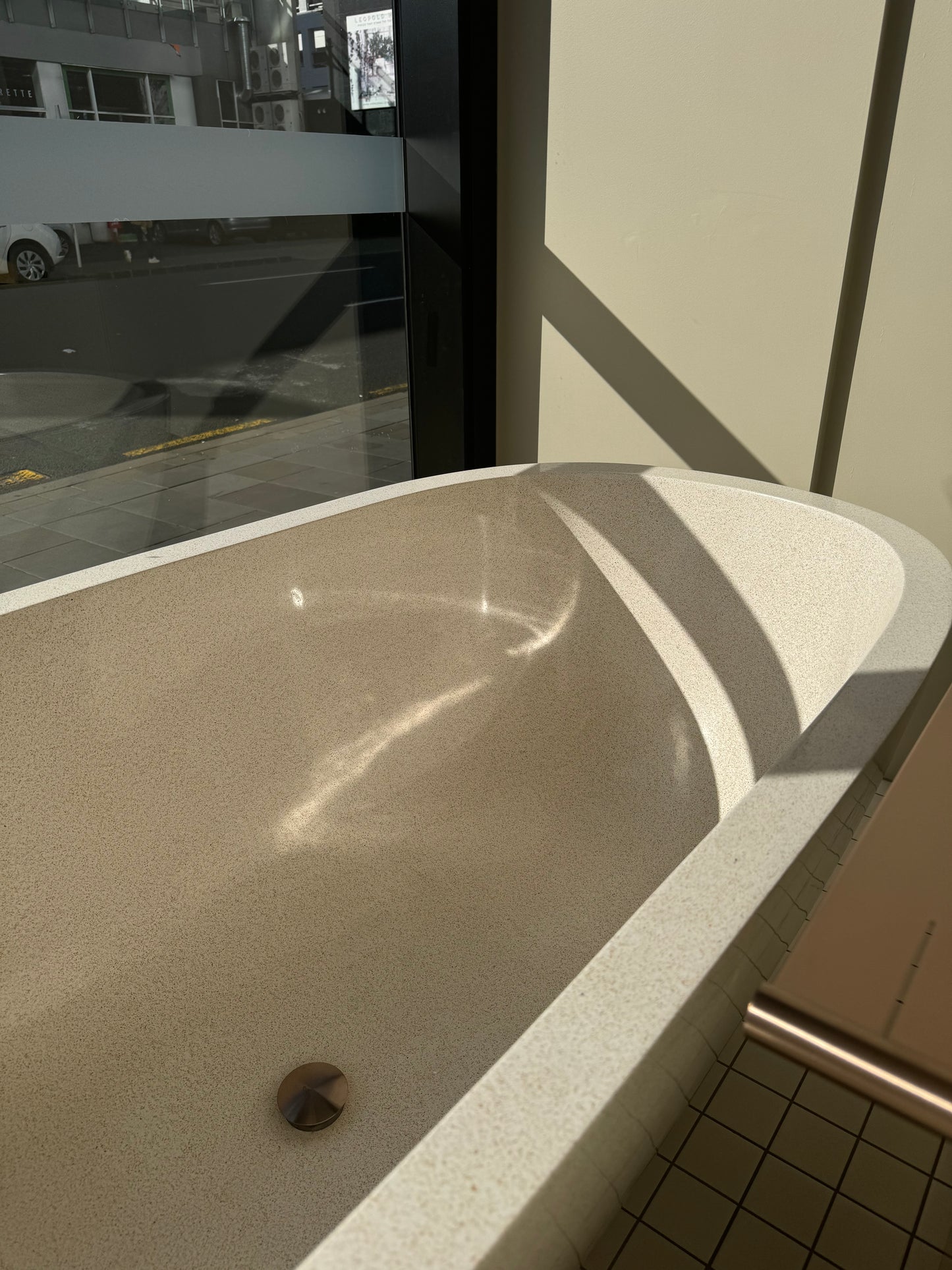 Eden Stone Display Bath - White/Cream